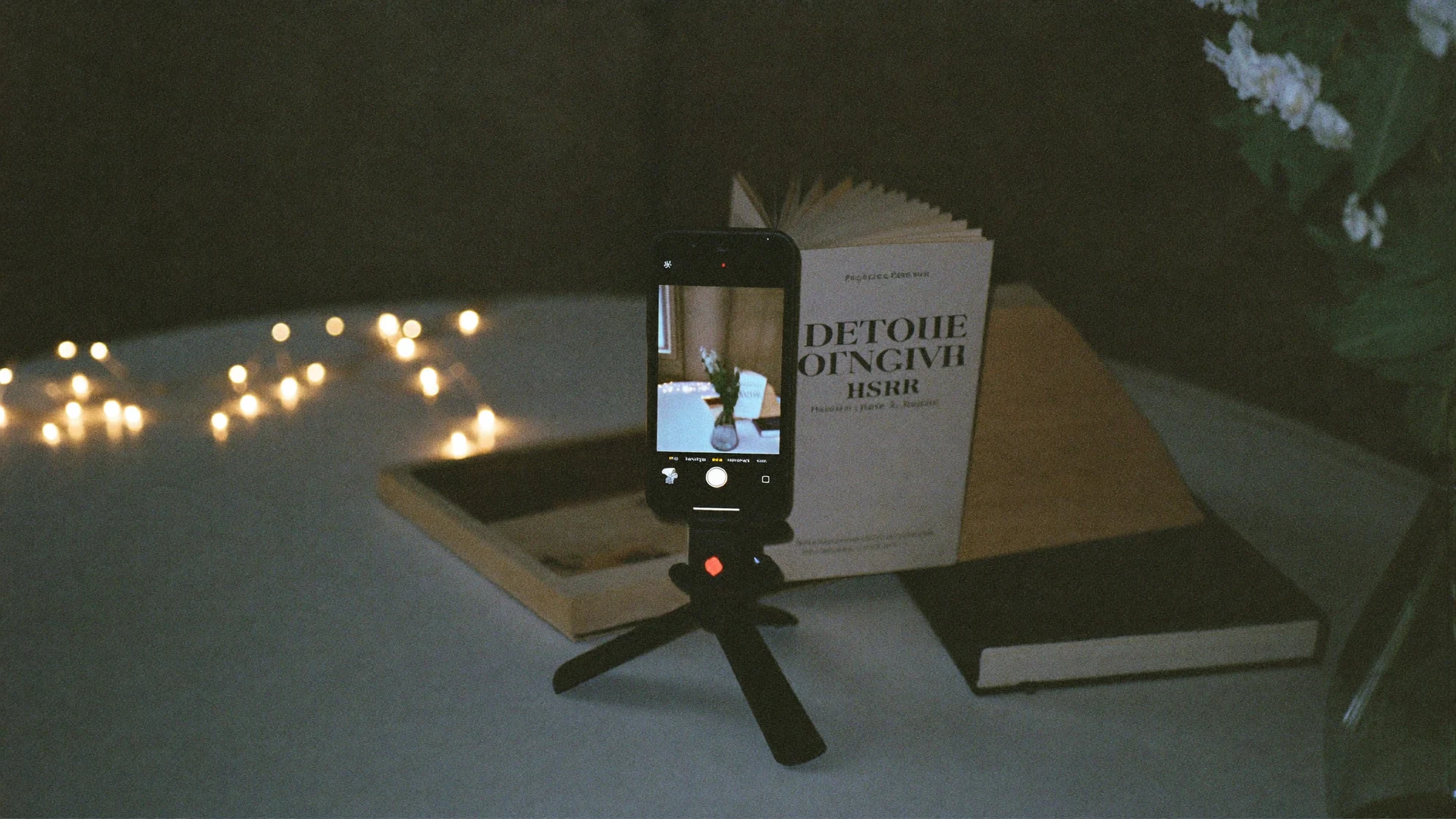 Telefono su treppiede che riprende un libro