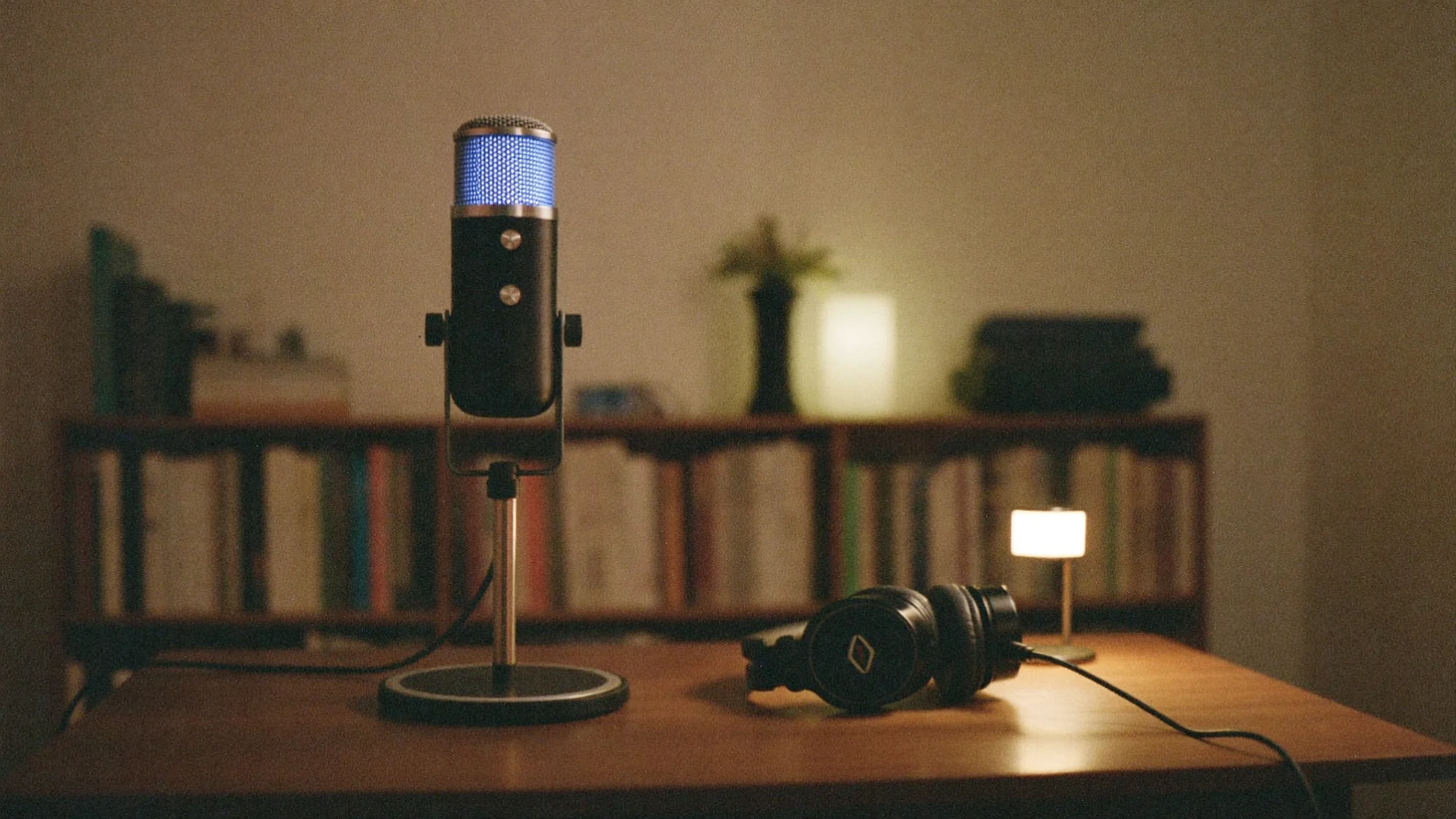 Microfono da podcast in una stanza calda