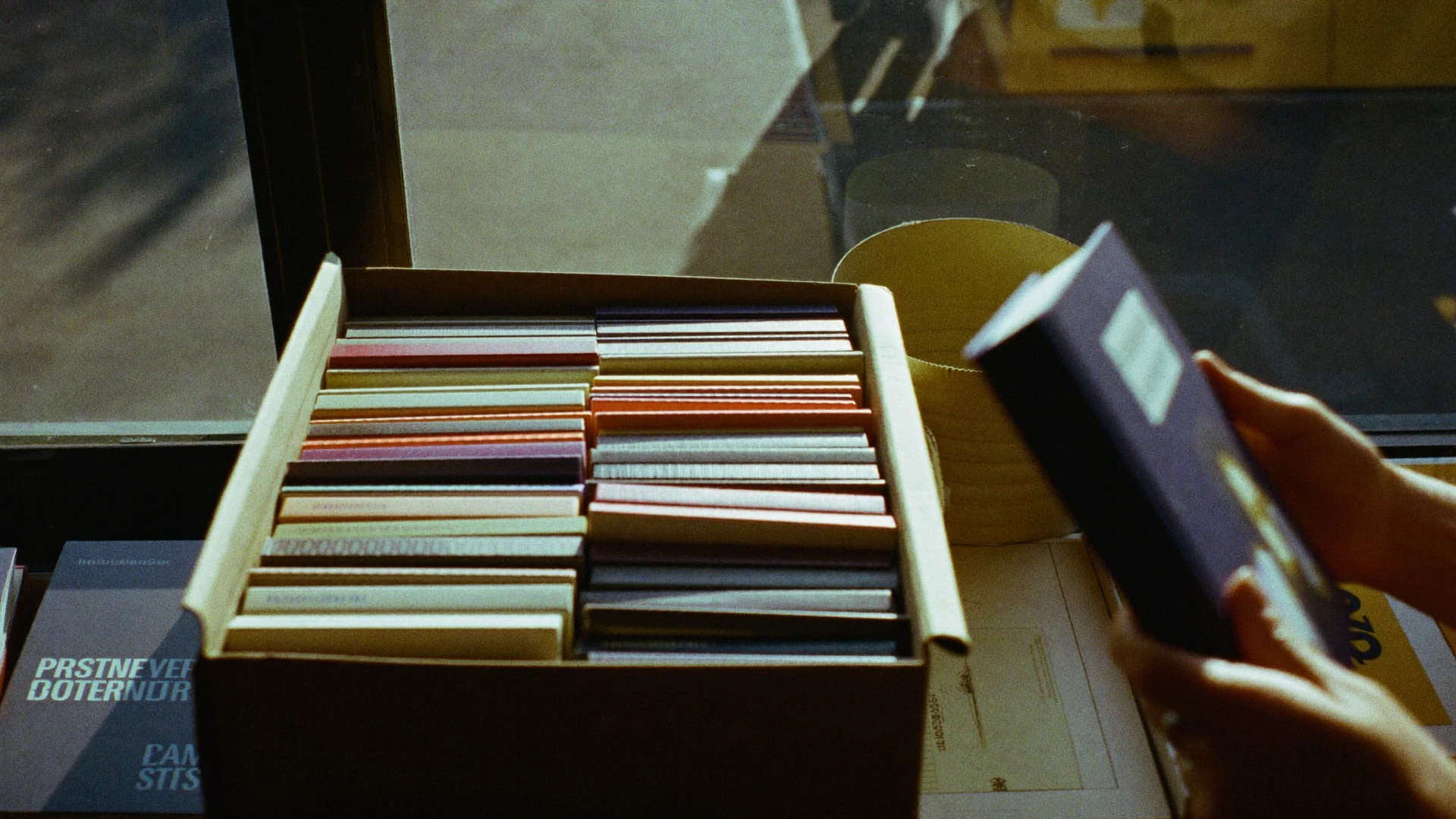 Scatola di libri nuovi in libreria